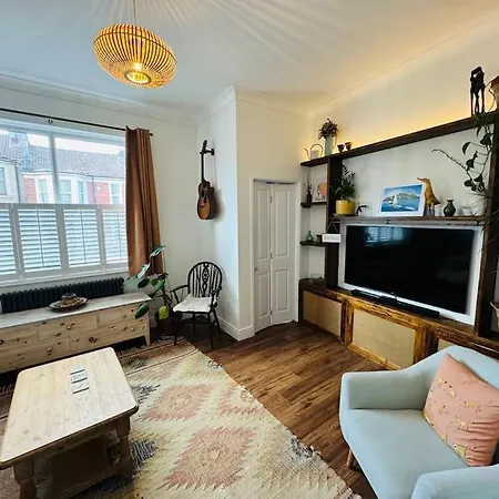 Adorable In St Annes With Parking & Garden *