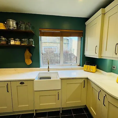 Adorable In St Annes With Parking & Garden Bristol