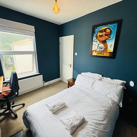 Adorable In St Annes With Parking & Garden