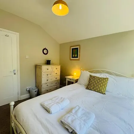 Adorable In St Annes With Parking & Garden Bristol