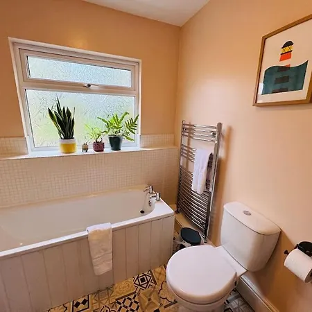 Adorable In St Annes With Parking & Garden Casa de Férias Bristol