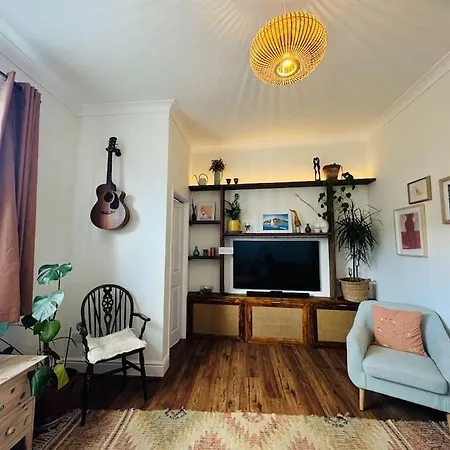 Adorable In St Annes With Parking & Garden *