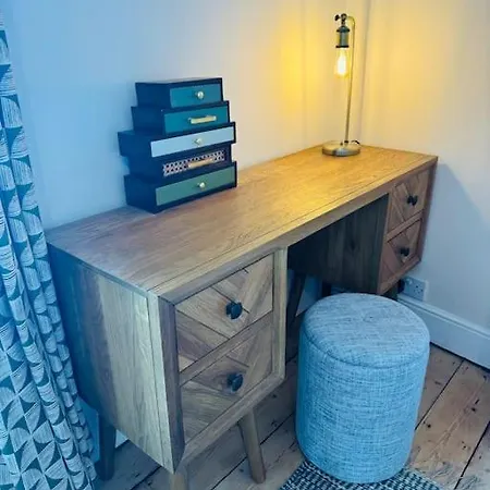 Adorable In St Annes With Parking & Garden *