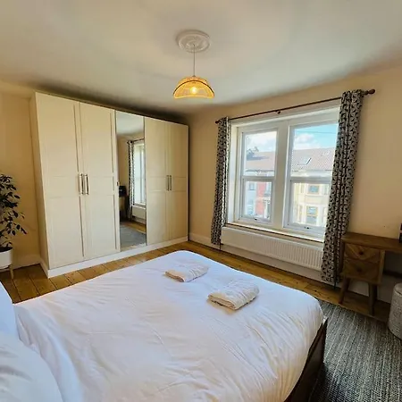 Adorable In St Annes With Parking & Garden * ブリストル