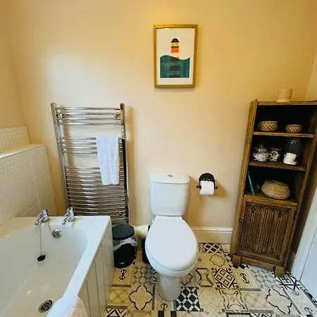 Adorable In St Annes With Parking & Garden *