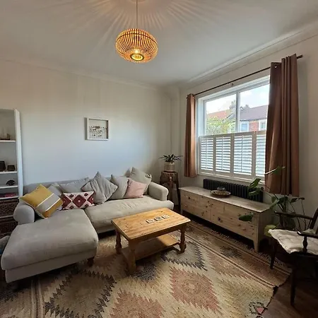 Adorable In St Annes With Parking & Garden بريستول