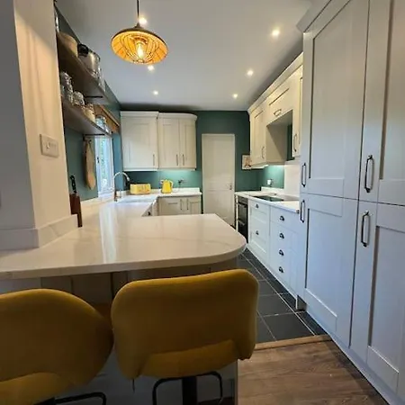 Adorable In St Annes With Parking & Garden